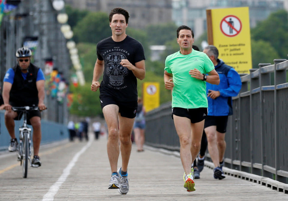 Por la mañana y en un día no tan soleado, Trudeau, con short y playera negras, y Peña Nieto, con short negro y playera verde, trotaron por el puente cerca del clásico hotel Chateau Laurier. Al cruzar el puente siguieron su recorrido por Gatineau, Quebec, acompañados por una decena de guardias de seguridad.