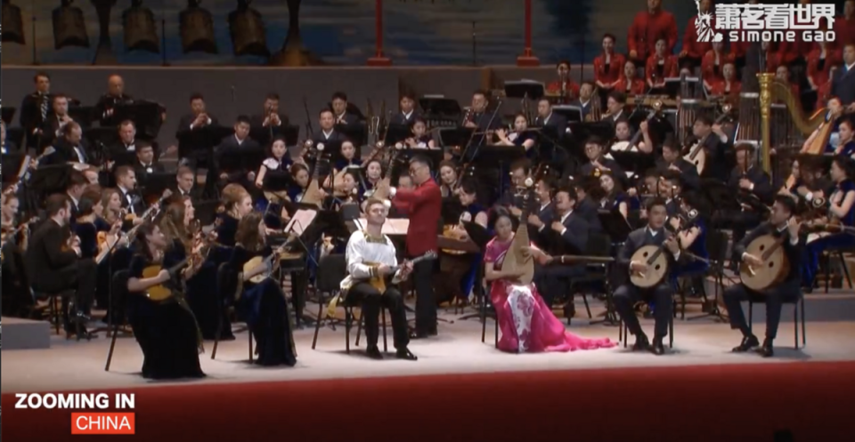 中俄建交 75 週年主題音樂會，演出的俄羅斯名曲《喀秋莎》，是俄為慶祝佔領中國東北『張鼓峰』而創作的。   圖：翻攝自 Ｘ（前推特）@XiaoMing_SG