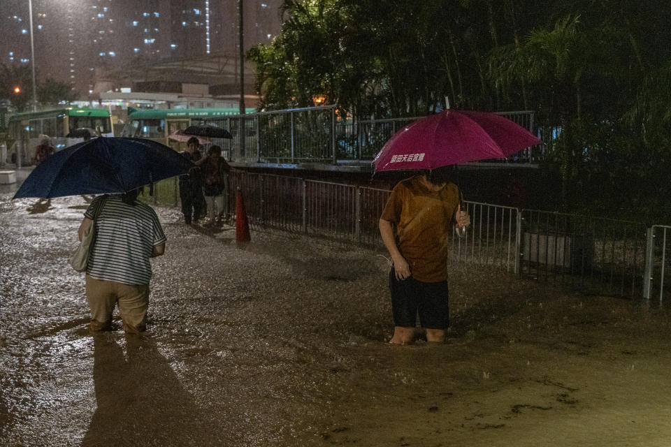 本港9月初出現「500年一遇」暴雨，最少兩人疑上班期間或途中被洪水沖走身亡。(Photo by Vernon Yuen/NurPhoto via Getty Images)