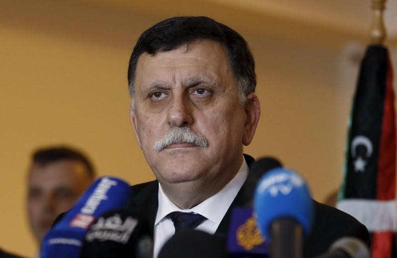 Fayez Seraj, chef du Conseil présidentiel libyen et Premier ministre du gouvernement d'union nationale formé avec l'appui de l'Onu. Sept des neuf membres de ce Conseil sont arrivés mercredi par la mer à Tripoli en provenance de Tunisie, malgré l'opposition des autorités sur place. /Photo d'archives/REUTERS/Zoubeir Souissi