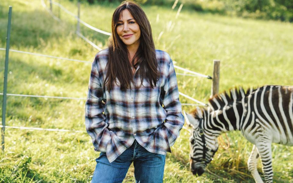 Simone Thomalla schreckt vor nichts zurück. Gleich zu Beginn der 13. Staffel "Frühling" ist die Schauspielerin an der Seite eines waschechten Zebras zu sehen. (Bild: ZDF / Hendrik Heiden)