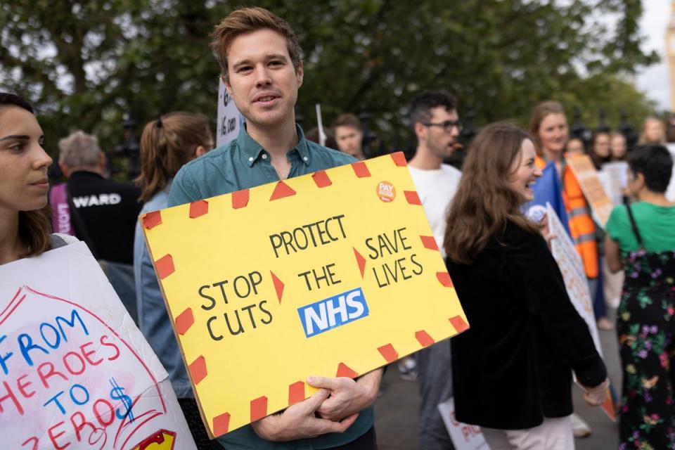 NHS workers picket outside St Thomas' Hospital (Getty Images)