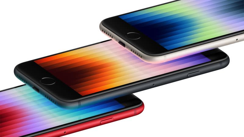 ▲首款平價5G iPhone登場，新發表的iPhone SE（第三代）64GB售價1萬3900元。（圖／業者提供）