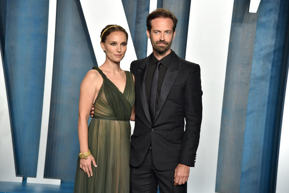 BEVERLY HILLS, CALIFORNIA - MARCH 27: Natalie Portman and Benjamin Millepied attend the 2022 Vanity Fair Oscar Party hosted by Radhika Jones at Wallis Annenberg Center for the Performing Arts on March 27, 2022 in Beverly Hills, California. (Photo by Lionel Hahn/Getty Images)
