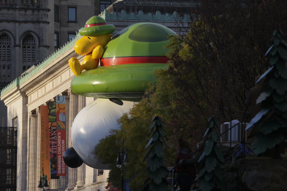 El globo de Snoopy se apresta a iniciar el desfile del Día de Acción de Gracias, Nueva Yotk, jueves 23 de noviembre de 2023. (AP Foto/Jeenah Moon)