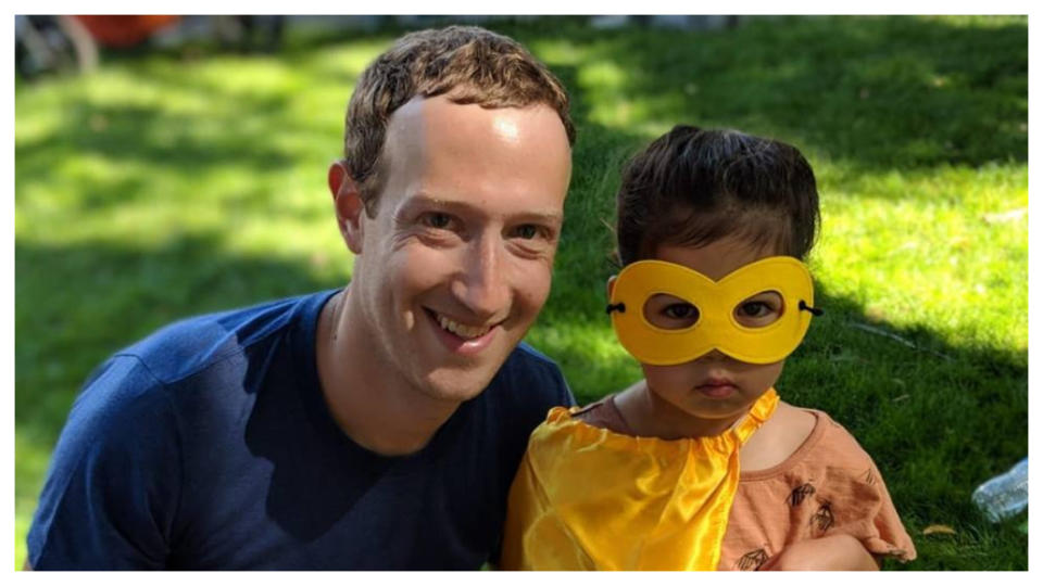 臉書(Facebook)創立於2004年，在哈佛讀大二的佐克柏(左)在宿舍裡架設網站，為了讓哈佛學生網路票選外貌最「辣」的美女照片，駭入哈佛校方伺服器，險遭退學，不過佐克柏最後選擇休學創業。     圖／臉書創辦人Mark Zuckerberg臉書