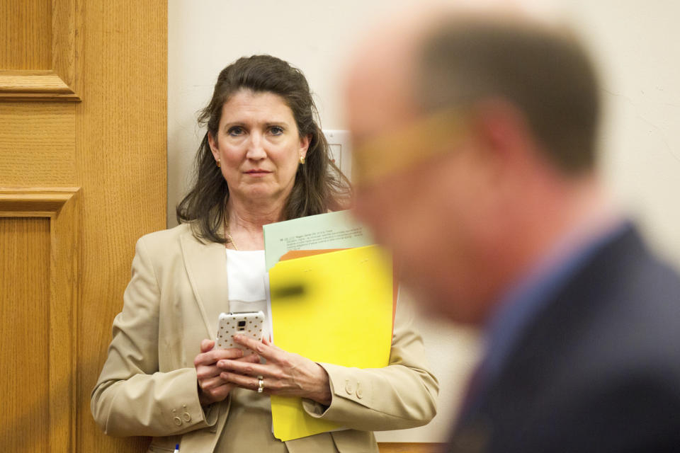 Fotografía de archivo del 15 de marzo de 2016 de la representante republicana Susan Lynn, mientras escucha un testimonio durante una audiencia legislativa en Nashville, Tennessee. (AP Foto/Erik Schelzig, Archivo)