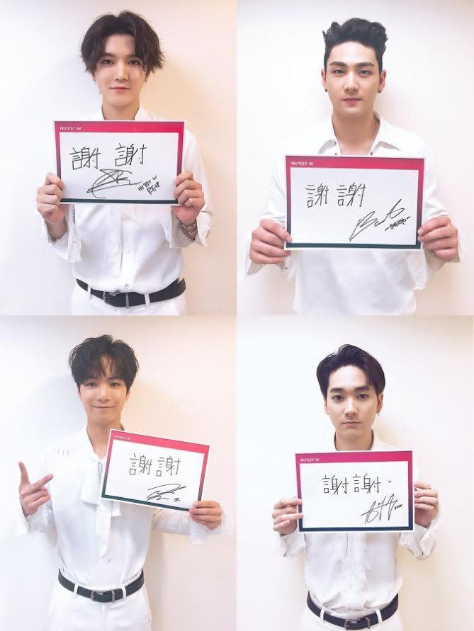 NU’EST W成員在演唱會後手持「謝謝」簽名板感謝粉絲。（翻攝自NU’EST 推特）