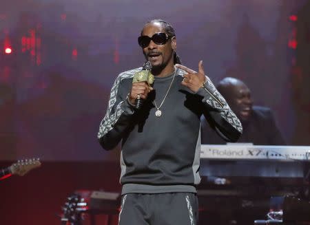 32nd Annual Rock & Roll Hall of Fame Induction Ceremony - Show – New York City, U.S., 07/04/2017 – Snoop Dogg performs in honor of the late Tupac Shakur. REUTERS/Lucas Jackson