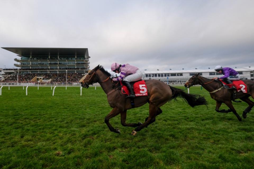 Il Ridoto leads Fugitif up the Cheltenham hill during their last clash in December