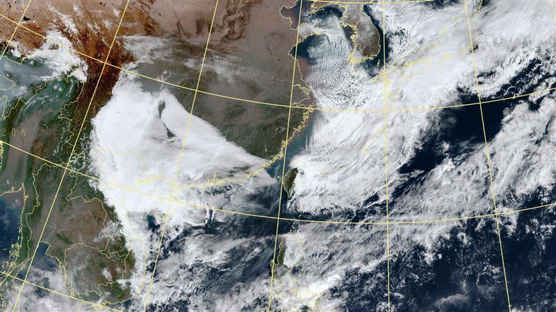 強冷空氣南侵，「雲街」傾瀉而下。（圖／翻攝自台灣颱風論壇｜天氣特急）