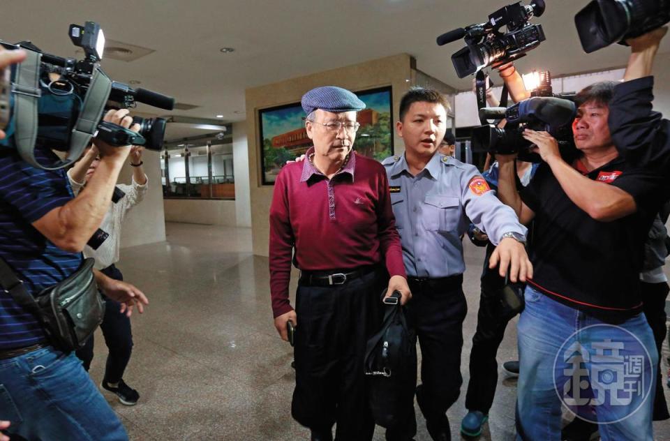 中投前總經理汪海清（左）為了自保，在交易過程錄音，北檢搜出300片錄音光碟，成為馬英九犯罪的關鍵鐵證。