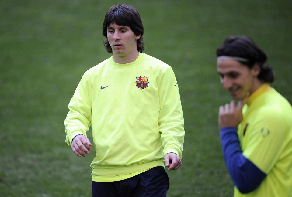 Lionel Messi y Zlatan Ibrahimovic, cuando fueron compañeros en el Barcelona, previo a un partido de Champions League contra el Inter de Milán en mayo de 2010. (FILIPPO MONTEFORTE/AFP via Getty Images)