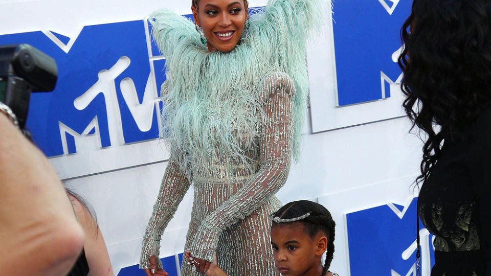 Blue Ivy mit Mama Beyoncé auf dem roten Teppich der MTV Video Music Awards 2016