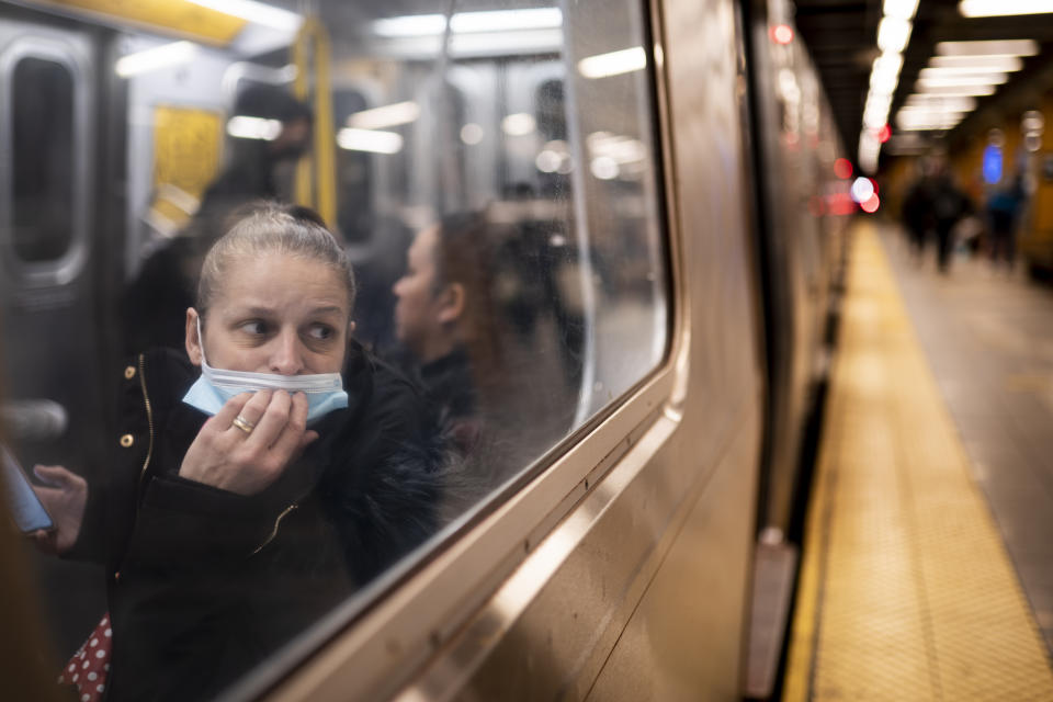 ARCHIVO - Una pasajera mira hacia el andén mientras viaja en un tren en la estación del metro de la calle 36, el 13 de abril de 2022, donde un día antes ocurrió un ataque a disparos, en Nueva York. (AP Foto/John Minchillo, archivo)