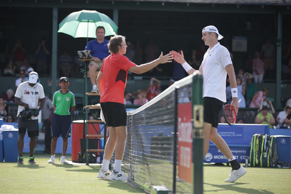 Alex Michelsen le da la mano a John Isner en la cancha central después del partido de semifinales del sábado en el Infosys Hall of Fame Open en Newport.  Michelsen ganó y avanza a la final del domingo.  22/7/2023