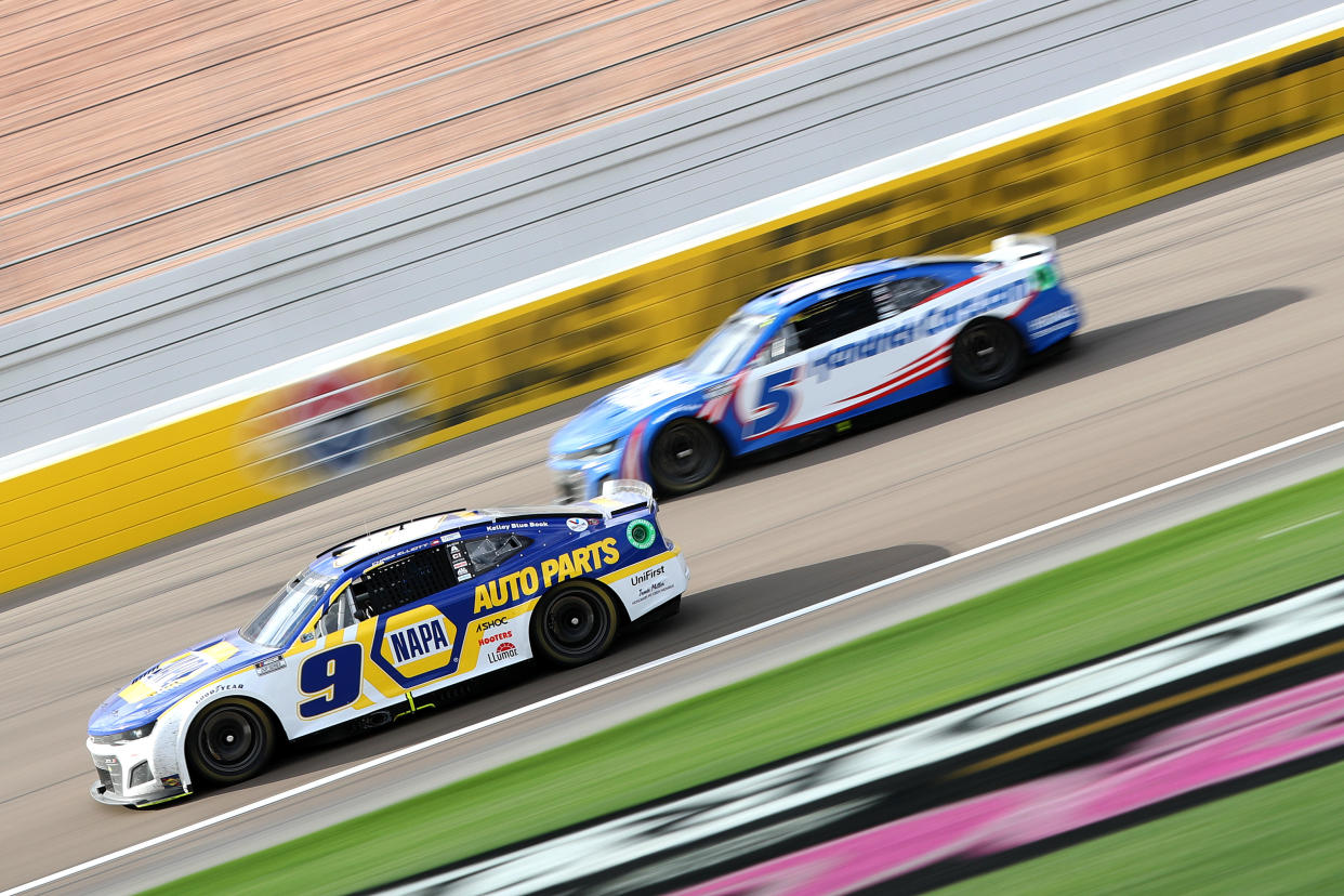 LAS VEGAS, NEVADA - MARCH 06: Chase Elliott, driver of the #9 NAPA Auto Parts Chevrolet, and Kyle Larson, driver of the #5 HendrickCars.com Chevrolet, race during the NASCAR Cup Series Pennzoil 400 at Las Vegas Motor Speedway on March 06, 2022 in Las Vegas, Nevada. (Photo by Meg Oliphant/Getty Images)