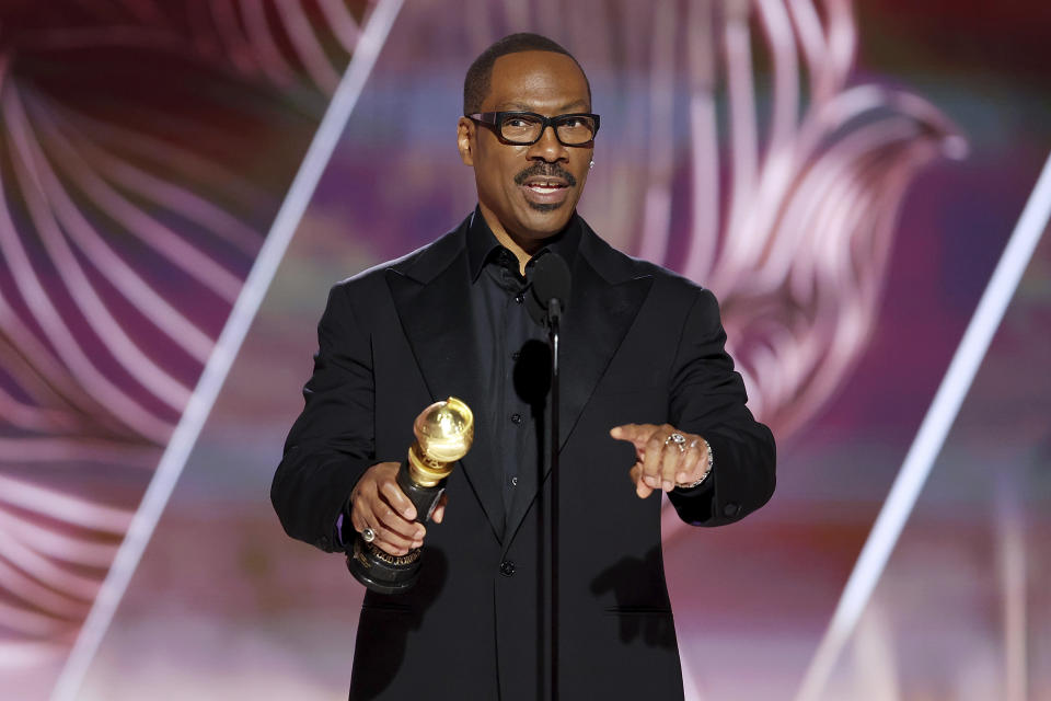 En esta imagen proporcionada por NBC, Eddie Murphy recibe el premio Cecil B. DeMille en la 80a entrega anual de los Globos de Oro en el Hotel Beverly Hilton el 10 de enero de 2023, en Beverly Hills, California. (Rich Polk/NBC vía AP)