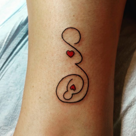 Marcas para siempre. Una usuaria de la red social Imgur, que se hace llamar ‘sweatermaster’, reveló en su perfil que tuvo un aborto espontáneo hace dos semanas. Para procesar la pérdida, decidió tatuarse este dibujo en su pierna y lo compartió con sus seguidores. Según sus palabras, lo hizo para “recordar al bebé que no estaba destinado a ser”. Foto: imgur.com/user/sweatermaster