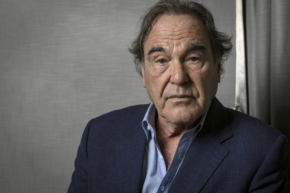 Oliver Stone posa con motivo del estreno de "JFK Revisited: Through the Looking Glass" en el Festival de Cine de Cannes, en el sur de Francia, el domingo 11 de julio de 2021. (Foto por Vianney Le Caer/Invision/AP)