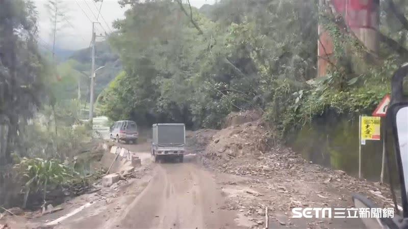 沿途道路泥濘、佈滿大小落石。（圖／林耿毅先生授權提供）