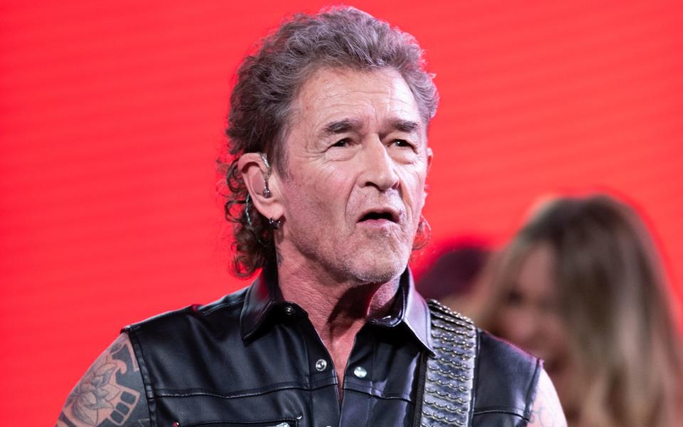 Er ist einer der erfolgreichsten Musiker Deutschlands: Peter Maffay landete jetzt mit seinem neuesten Album erneut auf Platz eins der Charts. Doch wer ist der Spitzenreiter in Sachen Chartthron? Wir zeigen Ihnen die Künstler und Bands, die es schafften, zehn und mehr Alben in Deutschland ganz vorne zu platzieren ... (Bild: 2020 Getty Images/Andreas Rentz)