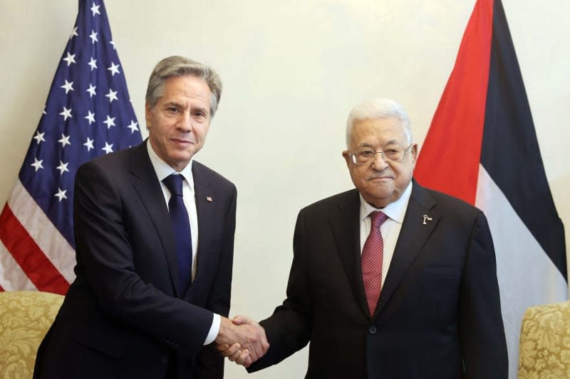 Palestinian President Mahmoud Abbas (R) shakes hands with US Secretary of State Antony Blinken. Thaer Ghanayem/Office of the Palestinian  President/dpa