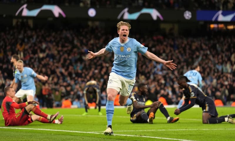 Manchester City's Kevin De Bruyne (C) celebrates scoring his side's first goal during the UEFA Champions League quarter-final second leg soccer match between Manchester City and Real Madrid at the Etihad Stadium, Manchester. Martin Rickett/PA Wire/dpa