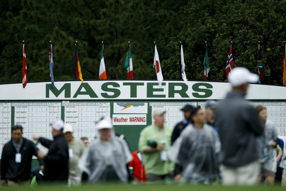 ARCHIVO - En esta foto del 9 de abril de 2019, aficionados ingresan para presenciar una ronda de prácticas del Masters de golf en Augusta, Georgia. In this April 9, 2019, file photo, fans arrive for a practice round that's under a weather warning at the Masters golf. (AP Foto/Matt Slocum, archivo)