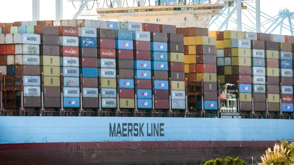 Транспортування контейнерів на борту контейнеровоза Maersk у порту Лос-Анджелеса 9 лютого 2022 року в Сан-Педро, Каліфорнія.  (Фото Маріо Тама/Getty Images)
