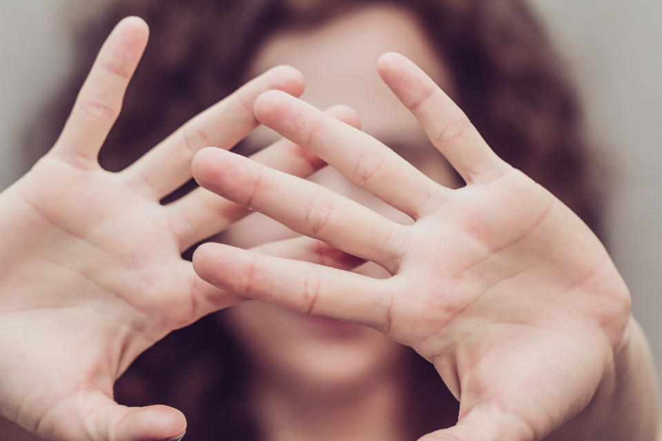 Sich ins Gesicht zu fassen ist ein Reflex, der sich kontrollieren lässt. (Bild: Getty Images)