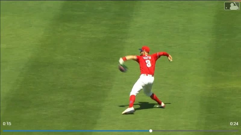 哈波（Bryce Harper）右外野「雷射肩」助殺本壘。（圖／翻攝自MLB官網）