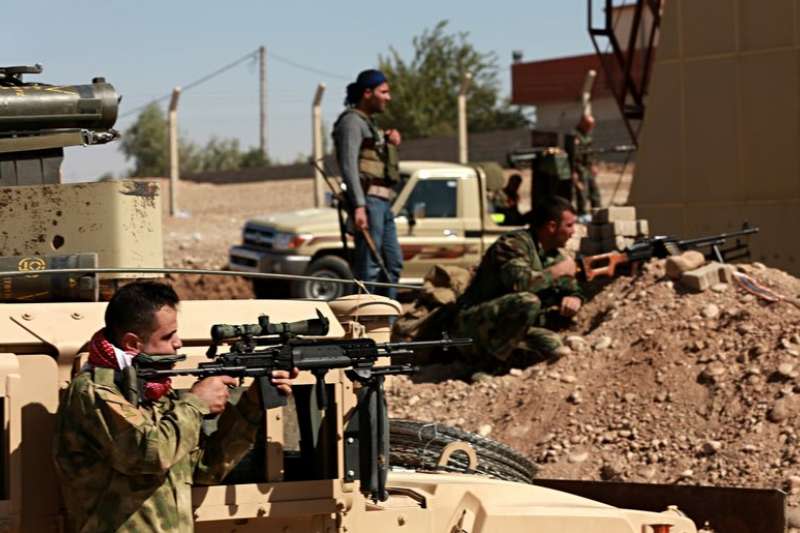 庫德族武裝部隊鎮守在伊拉克邊界。（美聯社）