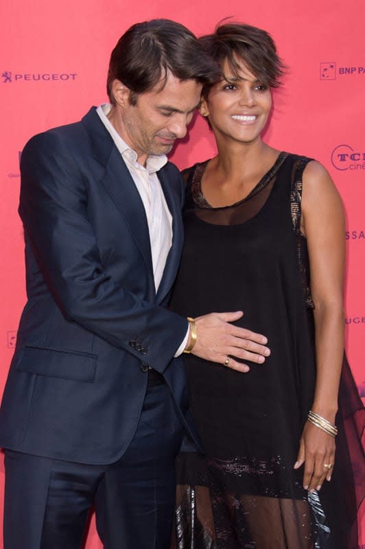 Halle Berry, embarazada, junto a Olivier Martinez