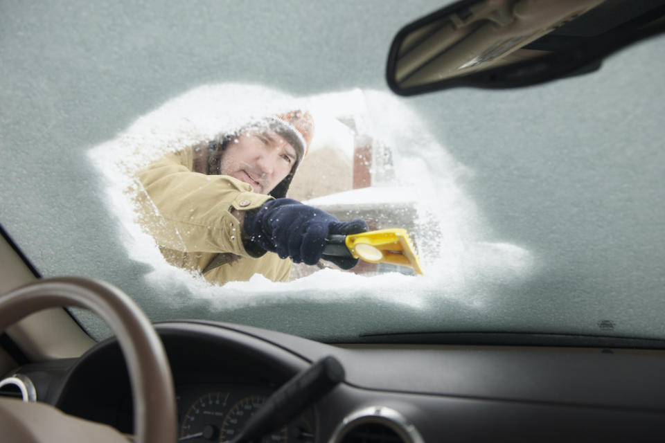 L'hiver, il est primordial de ne pas dégivrer son pare-prise n'importe comment au risque de l'endommager. (Photo : Getty Images)