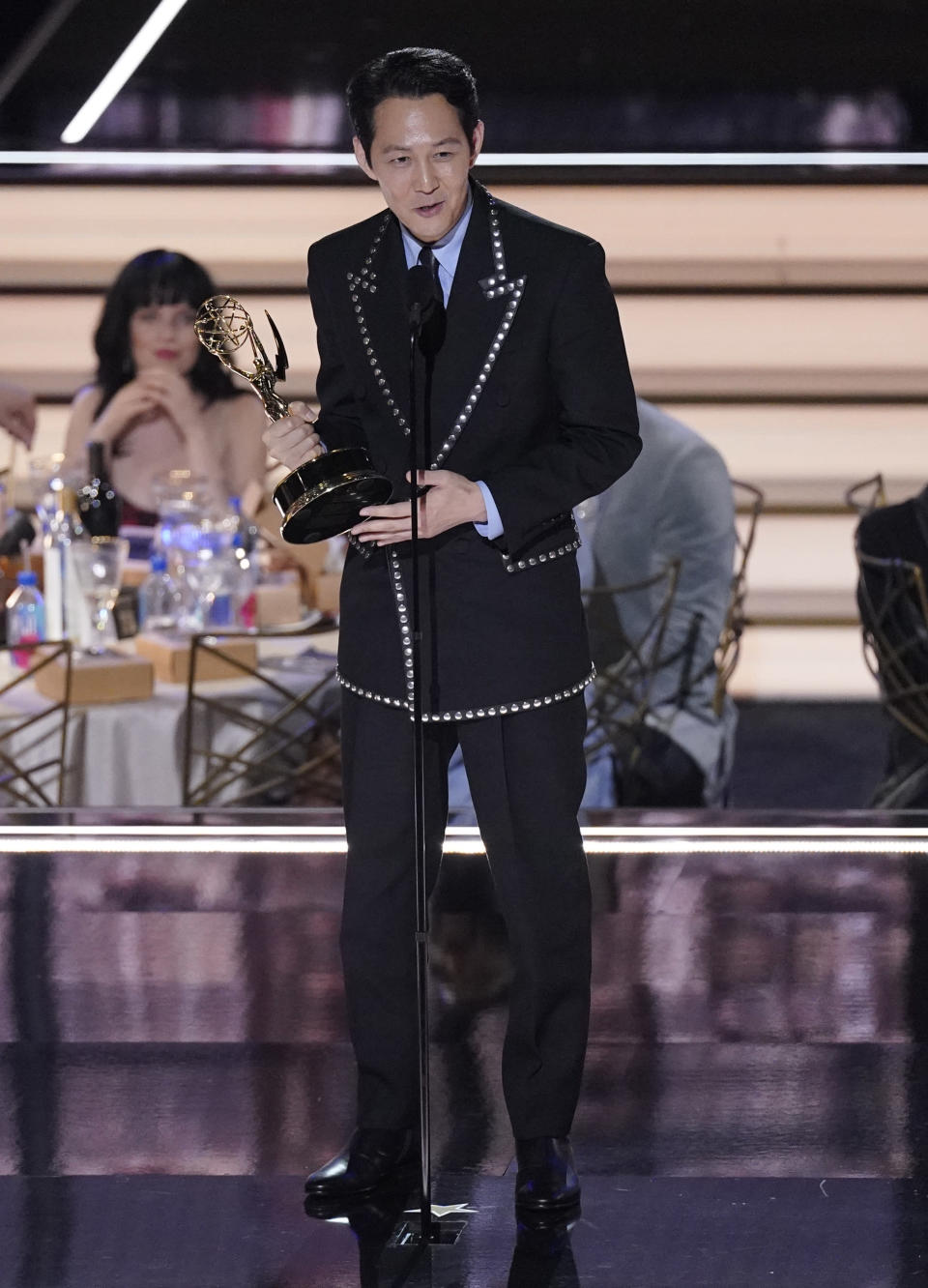 El actor sudcoreano Lee Jung-jae recibe el Emmy a mejor actor en una serie de drama por "Squid Game" en la 74a entrega de los Premios Emmy el lunes 12 de septiembre de 2022 en el Teatro Microsoft en Los Angeles. (Foto AP/Mark Terrill)
