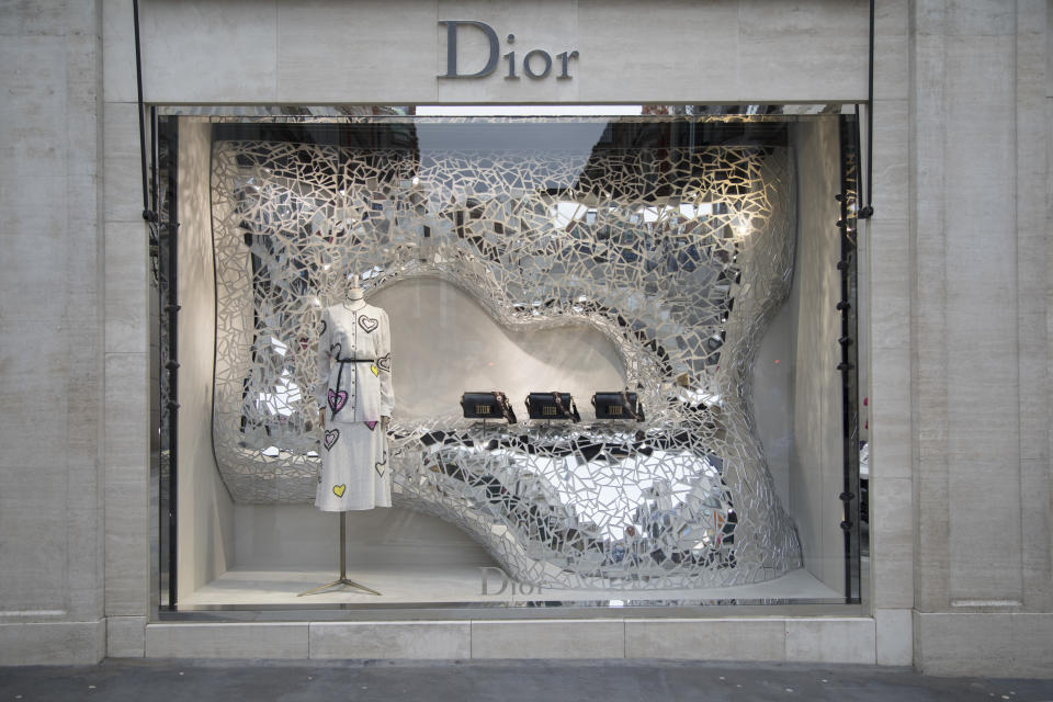 <p>Im Bereich der Luxuslabels sind die französischen Hersteller absolute Spitzenreiter. Dazu gehört auch die Modemarke Dior, die ihren Sitz in Paris hat und insbesondere für ihre Haute Couture bekannt ist. Dior bildet mit einem geschätzten Markenwert von 4,025 Milliarden Euro den Auftakt des Rankings. </p>