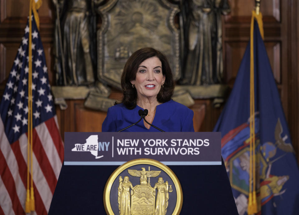 A governadora de Nova York, Kathy Hochul, assina a Lei dos Sobreviventes Adultos na Sala Vermelha do Capitólio do Estado em Albany, NY, em 24 de maio.