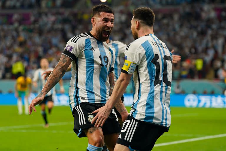 Lionel Messi celebra su gol ante Australia junto a Nicolás Otamendi; el capitán albiceleste lleva tres en el Mundial