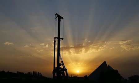 An oil pump is silhoutted during sunset in Baku, Azerbaijan, June 15 , 2015. Picture taken June 15, 2015. REUTERS/Kai Pfaffenbach