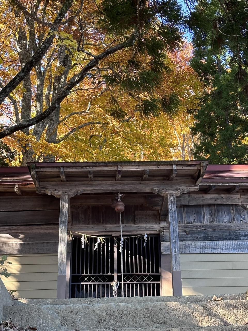 木造的古樸山神社，安靜的在湖邊被樹群包圍，看起來莊嚴又祥和。