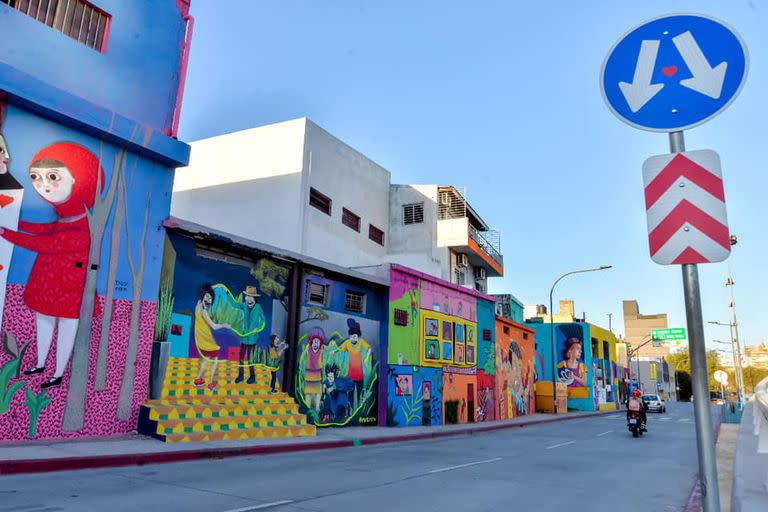 Buena parte de la costanera de la ciudad de Córdoba se puede recorrer apreciando arte callejero.