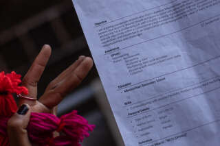 Une jeune femme présente son CV à Soweto, à Johannesburg (Afrique du Sud), en 2023.. PHOTO GULSHAN KHAN/THE NEW YORK TIMES