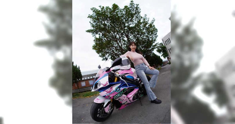 外型甜美的YouTuber咪妃喜愛騎重機，也有「重機女神」的稱號，今騎重機出席台北海大校慶活動。（圖／台北海大提供）