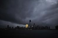 Vista general desde el Exchange Place, dentro de Jersey City, que muestra la línea de rascacielos del Bajo Manhattan en plena oscuridad, salvo uno, tras un apagón preventivo causado por las lluvias de Sandy, en Nueva York, el 30 de octubre de 2012. REUTERS/Eduardo Munoz