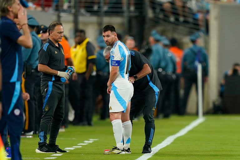 Lionel Messi es atendido fuera del campo de juego