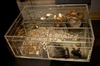 <p>Un jardinero jubilado estaba escaneando un campo buscando un martillo cuando encontró el mayor tesoro de oro romano de Gran Bretaña. Desenterraron más de 14.000 artículos, incluyendo anillos o monedas. Hoy vale más de 3,5 millones de euros (Wikipedia). </p>