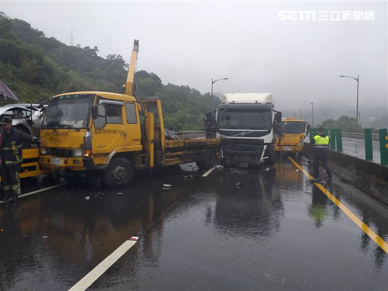 拖吊車處理事故遭砂石車追撞。（圖／翻攝畫面）