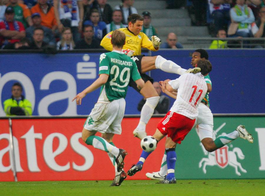 Im Nordderby zwischen dem Hamburger SV und Werder Bremen geht es immer hitzig zur Sache. Am 7. Mai 2008 geht Bremens Torhüter TIM WIESE mit gestrecktem Bein ins Duell mit HSV-Angreifer Ivica Olic und trifft den Kroaten an der Schulter