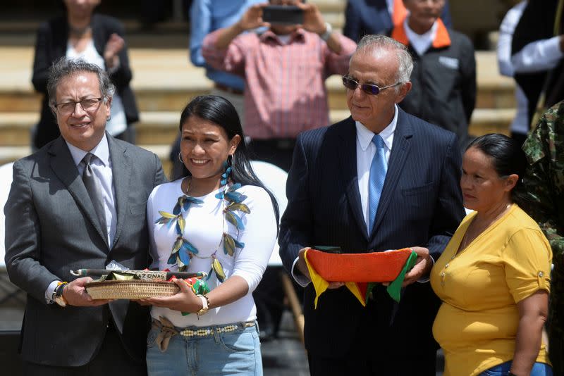 El ministro de Defensa de Colombia, Iván Velásquez, y el presidente Gustavo Petro condecoran a mujeres que ayudaron en la búsqueda y rescate de cuatro niños indígenas que sobrevivieron a un accidente aéreo en la selva de la Amazonia, en Bogotá